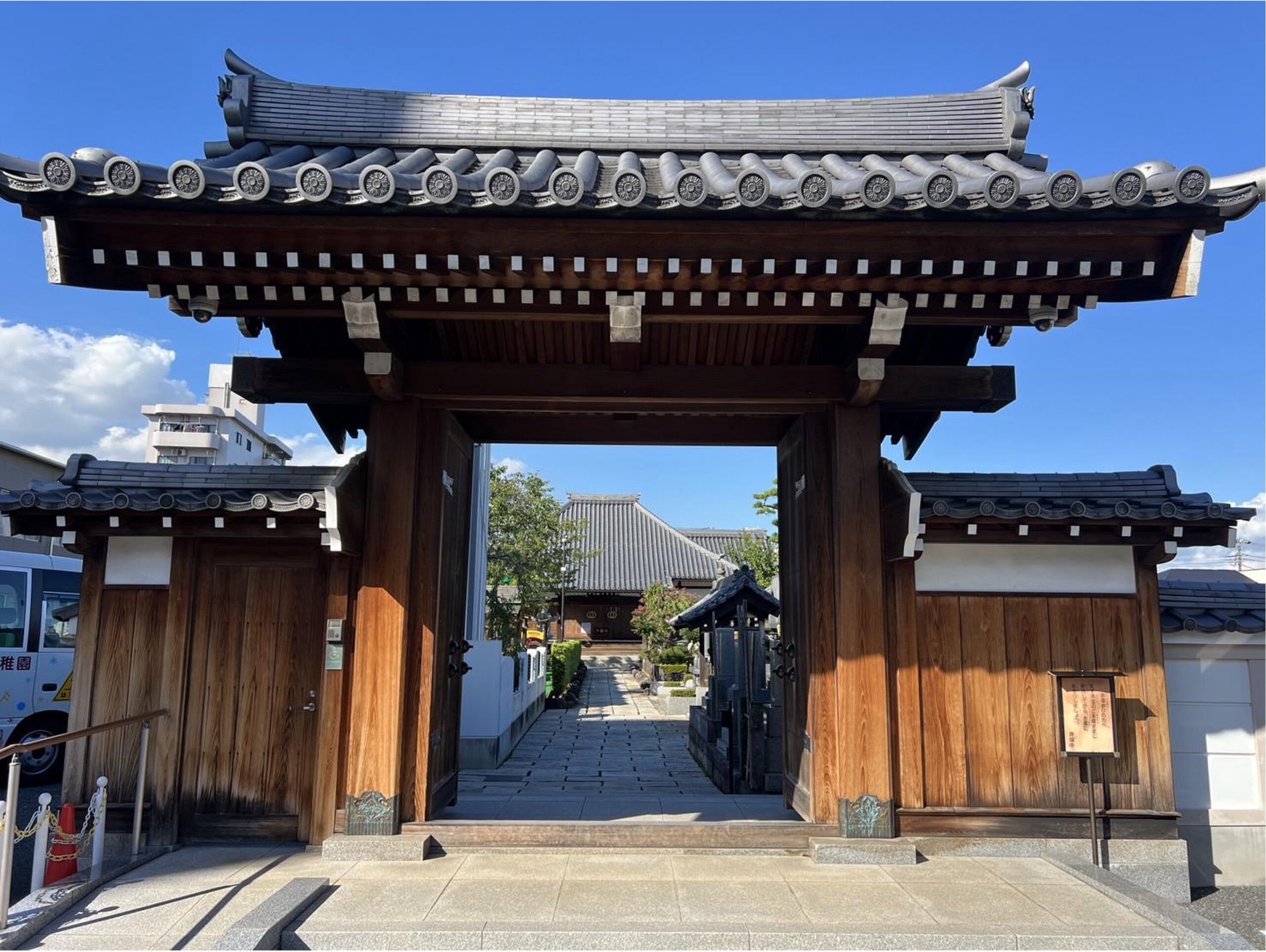 立派な山門を抜け直進すると 本堂が見えてまいります。