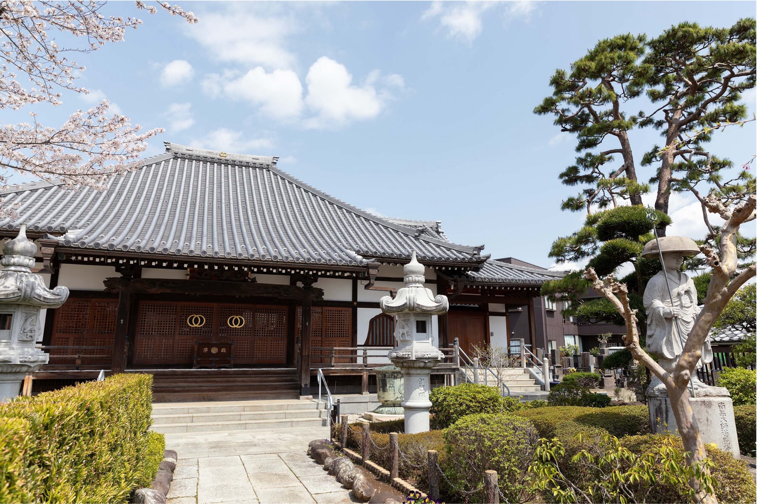 善福寺さんは真言宗豊山派のお寺さんになります。 ご本尊は「阿弥陀如来像（あみだにょらいぞう）」になります。 心安らかに手を合わせ 南無大師遍照金剛（「なむだいしへんじょうこんごう」） とお唱えしましょう。