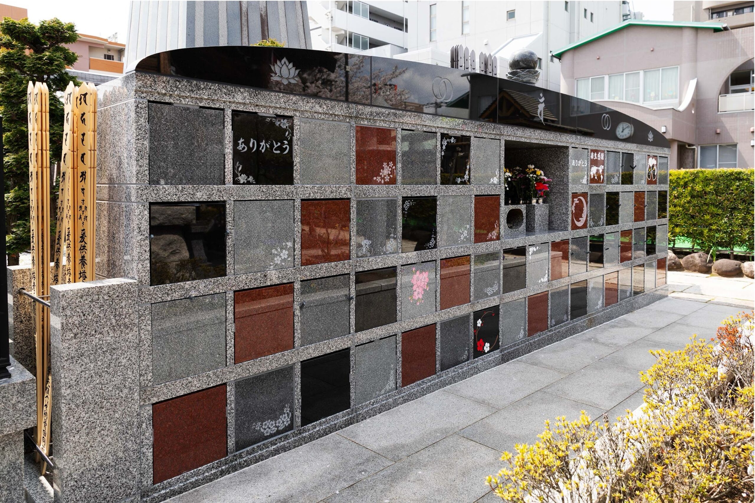 【家族墓のご紹介】 善福寺『緑樹の郷』家族墓（納骨墓）/第一期 山門をぬけ境内を歩くと右側に家族墓がございます。 縦型ロッカータイプになります。 骨壷が入っている目の前で拝むことができるので 大切な方を身近に感じることができます。