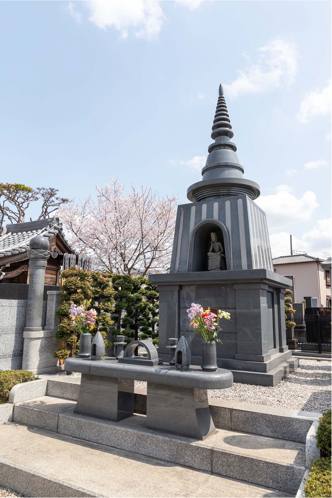 こちらが「永代供養墓」になります。 家族墓（納骨墓）におさめた御遺骨は 契約満了の回忌がまいりましたら こちらにおさめます。 契約満了後もお寺のご住職が供養をしてくださいます。 のうこつの窓口のお墓は仮にお家の代が途絶えたとしても、供養が続くしくみです。
