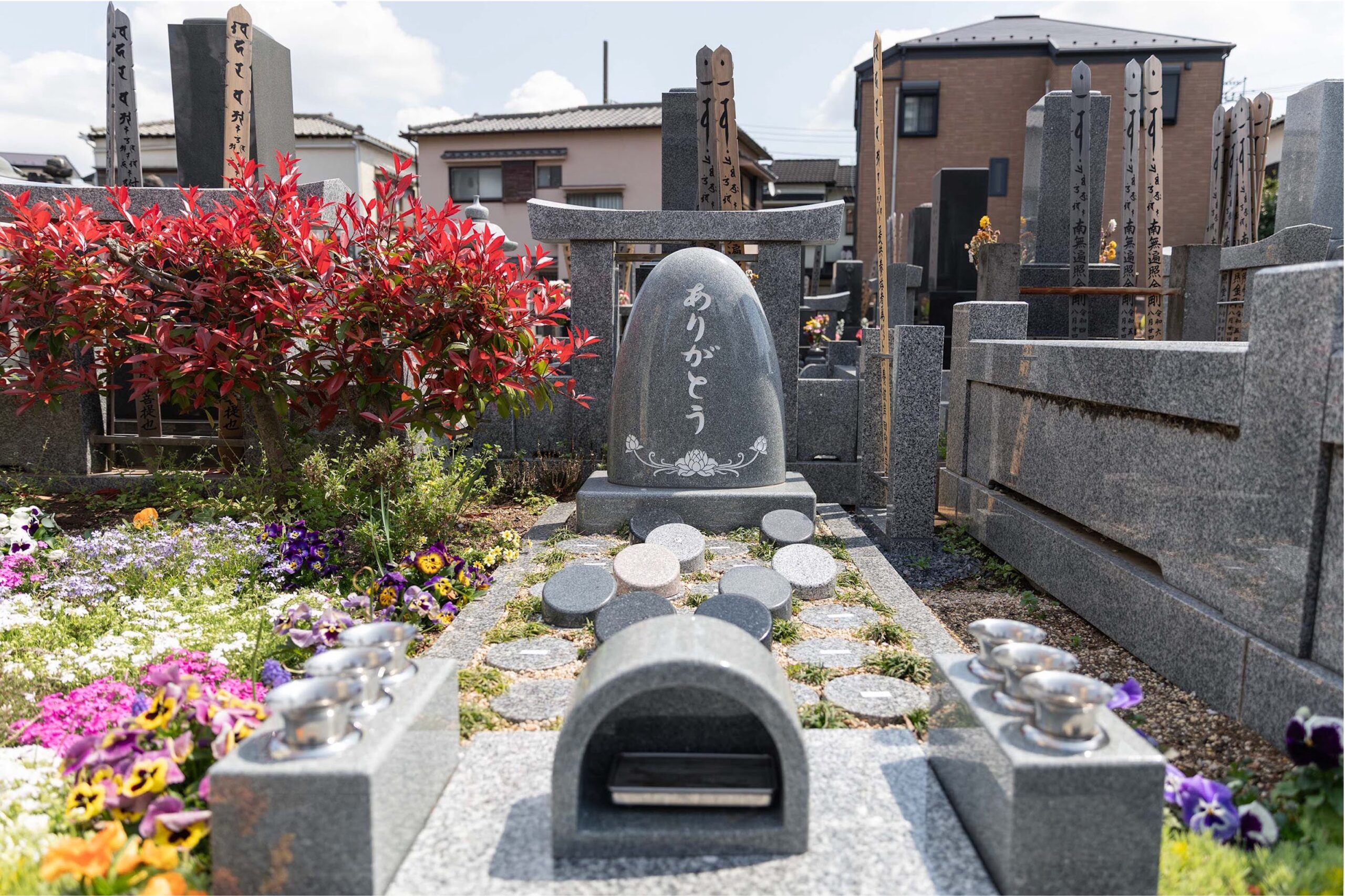 善福寺さんにはペットと一緒に入ることのできるお墓もございます。 お花や緑があふれる空間となっております。 気になる方はお気軽にご相談ください。