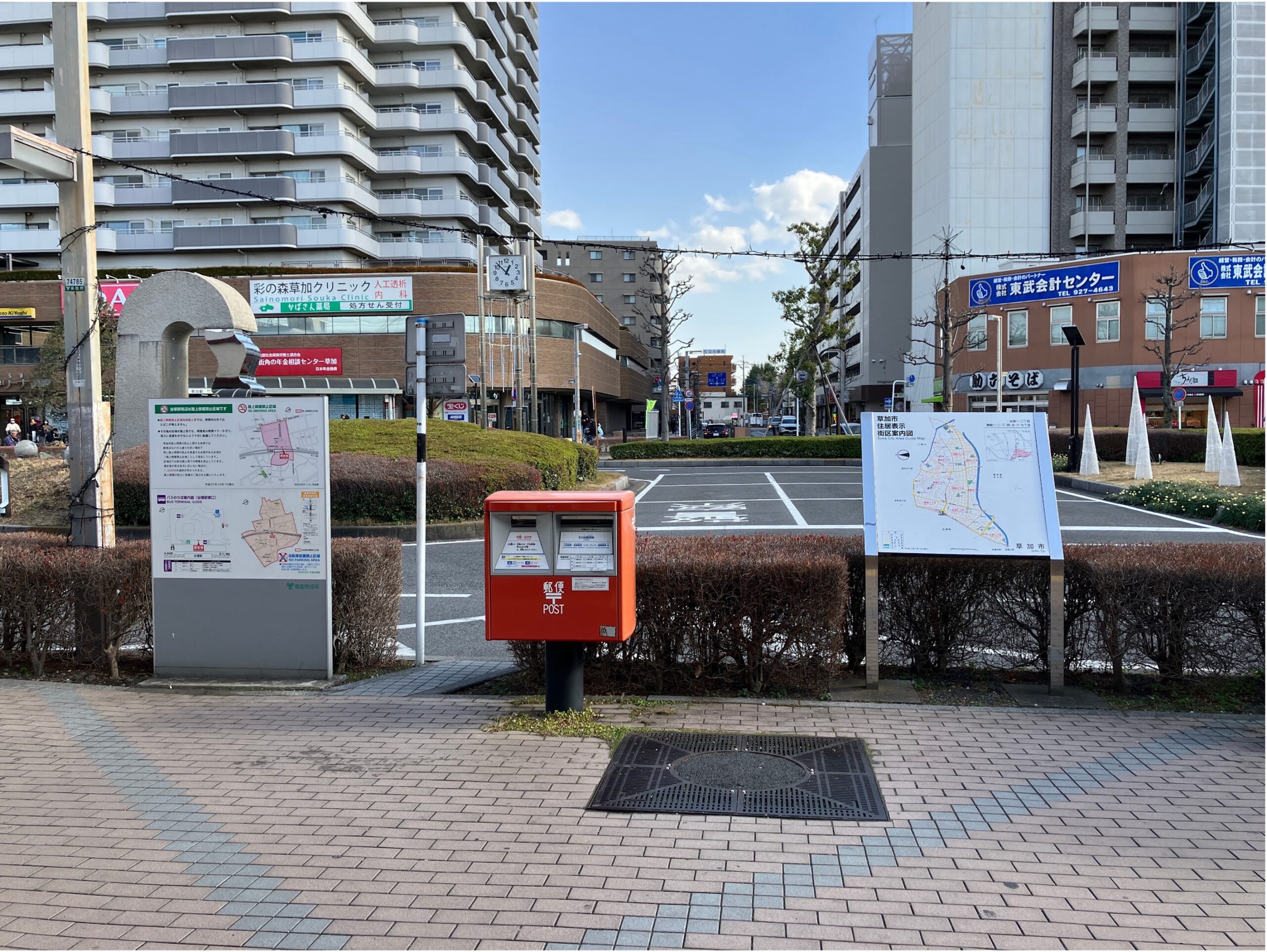 東口を背にして左に進みます。 駅前には高層マンションが立ち並び乗降者の多い駅であることがわかります。