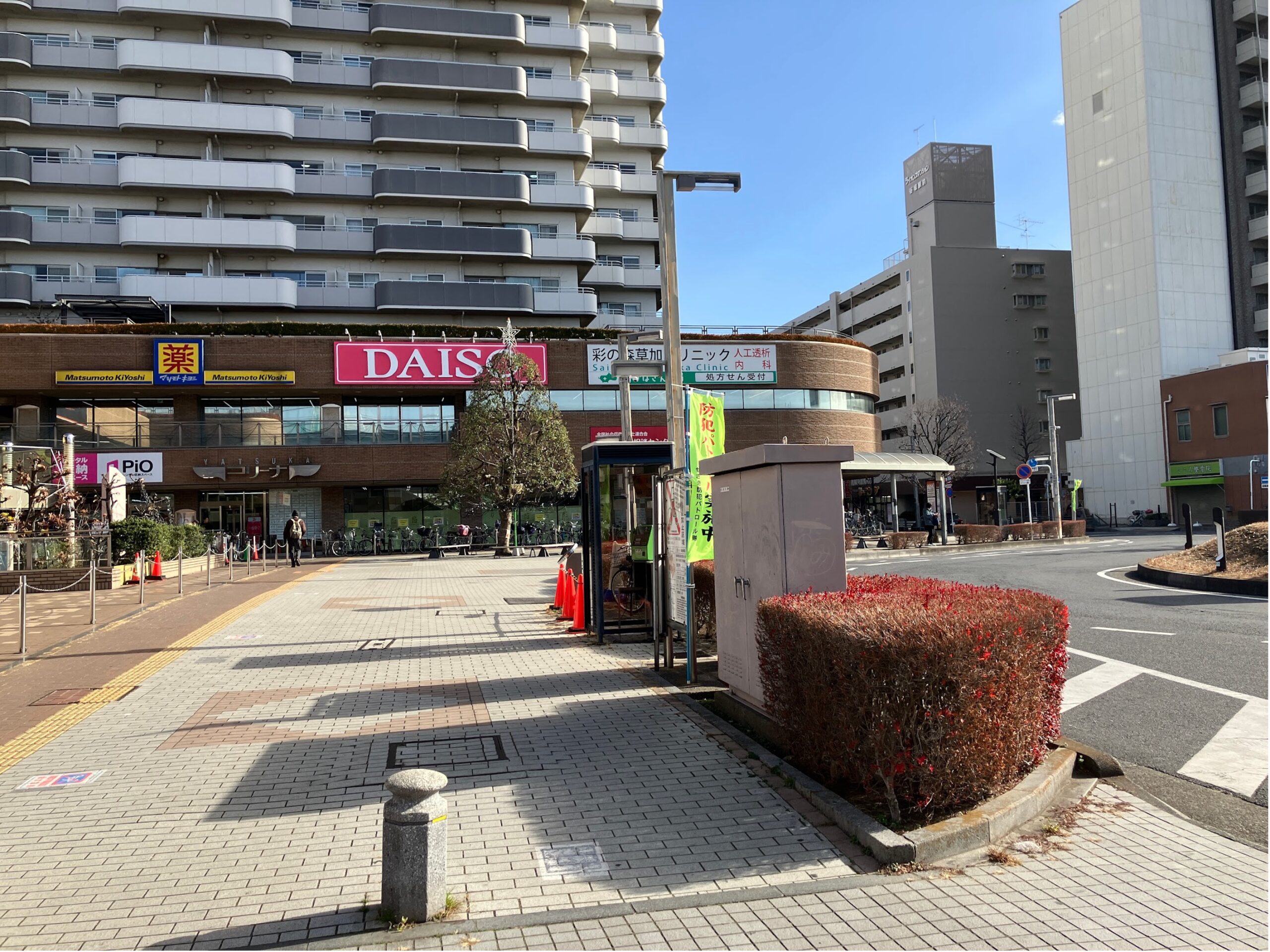 こちらの歩道を直進します。