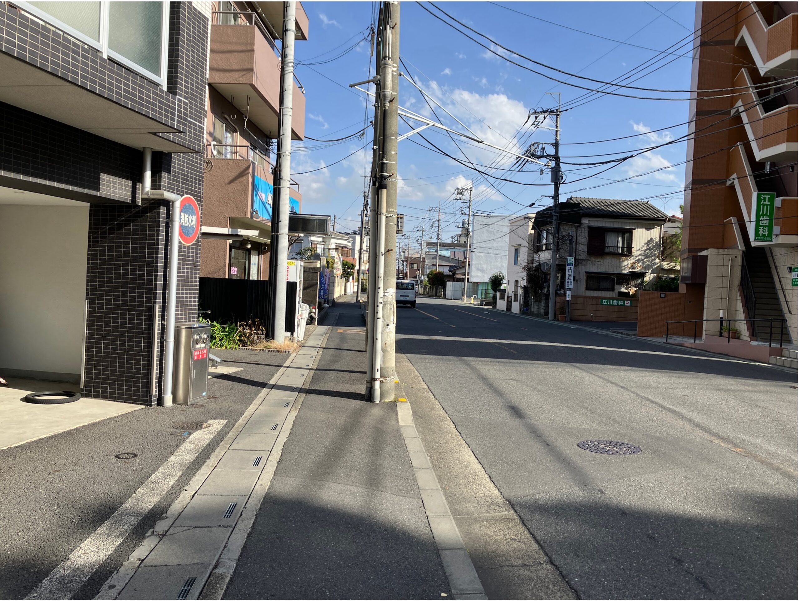 横断歩道をわたり、さらに直進します。