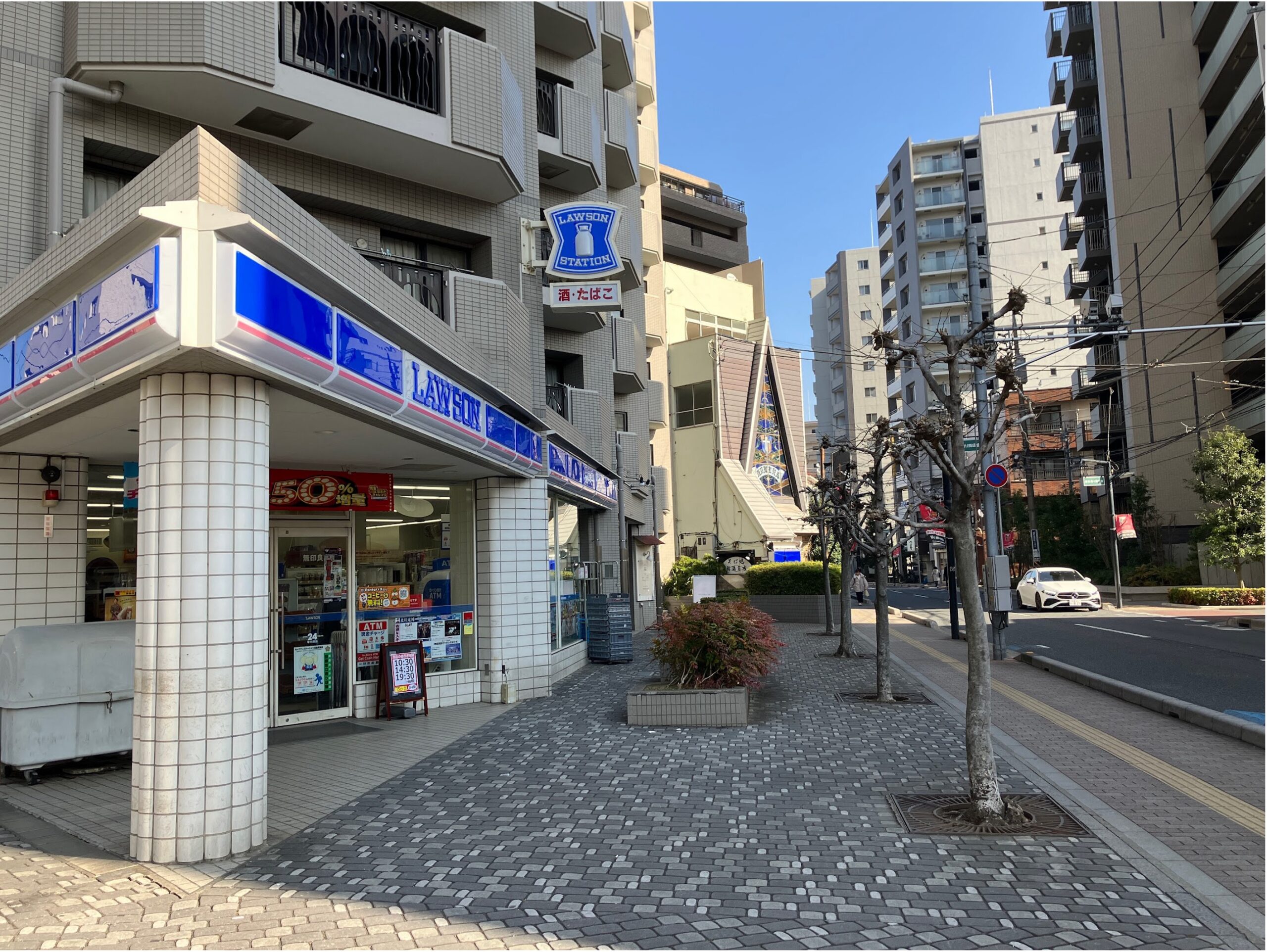 徒歩の場合にはバス乗り場をそのまま直進します。