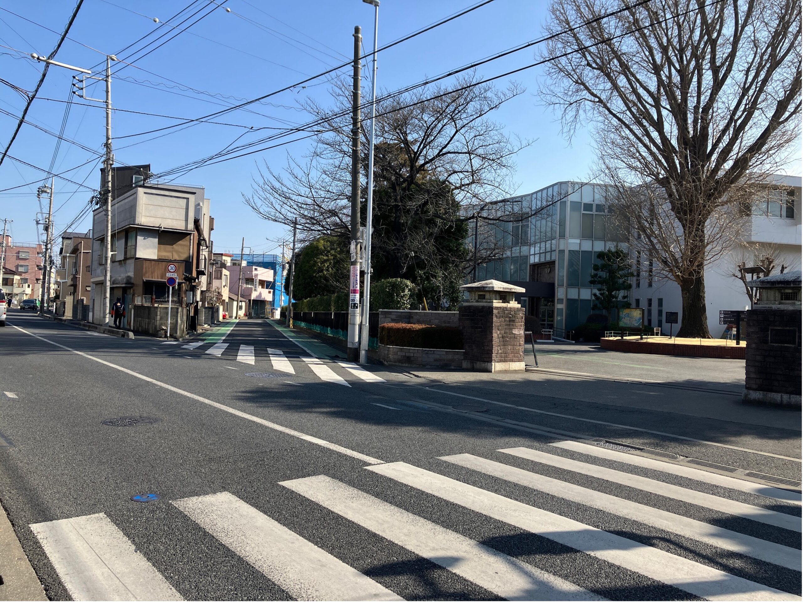 埼玉県立浦和高校を右手に見ながら 歩道を直進していきます。 積み重ねてきた歴史を感じる校門ですね。