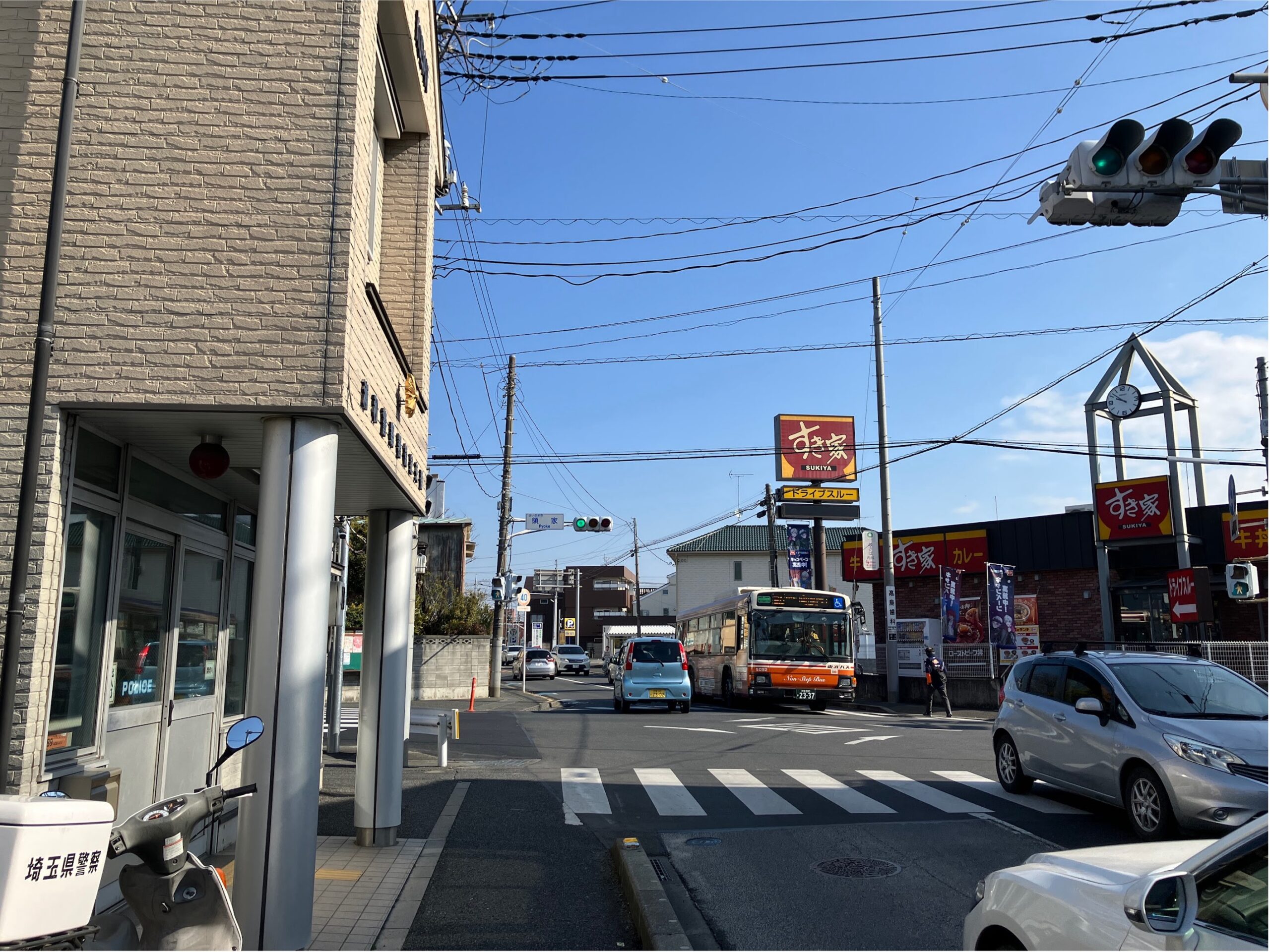 「領家交差点」を直進します。 交通量が多いので横断歩道を渡る際には十分にお気をつけください。