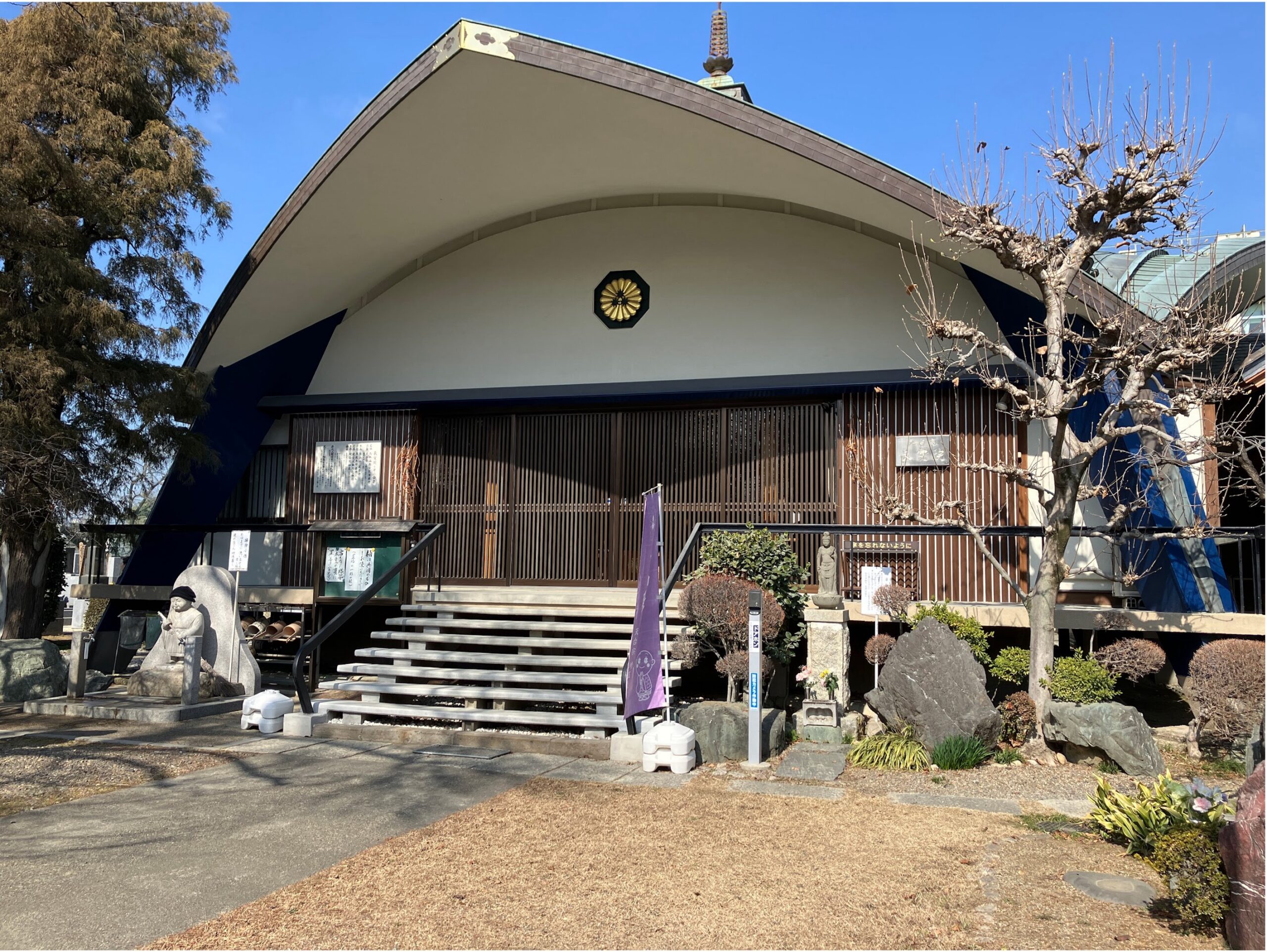 ホームページもあるしっかりしたお寺さんです。 https://www.tendaichokakuin.com/　長覚院さんの由来や歴史を知ることができます。 丁寧に記載があるので安心ですね。 また長覚院さんは "読経・写経・止観のできるお寺でもあります。 毎月(3～7月、9～11月) 日曜日 読経･写経･止観の会を開催しております。" ご興味のある方はぜひ日程をホームページからご確認の上お電話にてお問い合わせください。