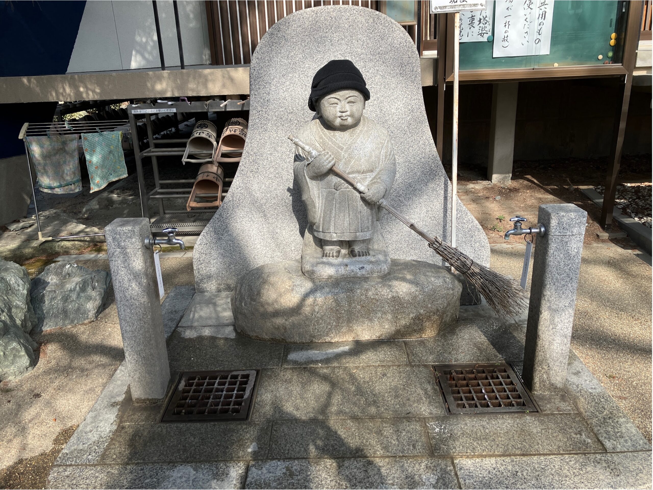 こちらでお水をいただくことができます。 ニット帽を被ったかわいい掃除小僧さんがお出迎えしてくれました。