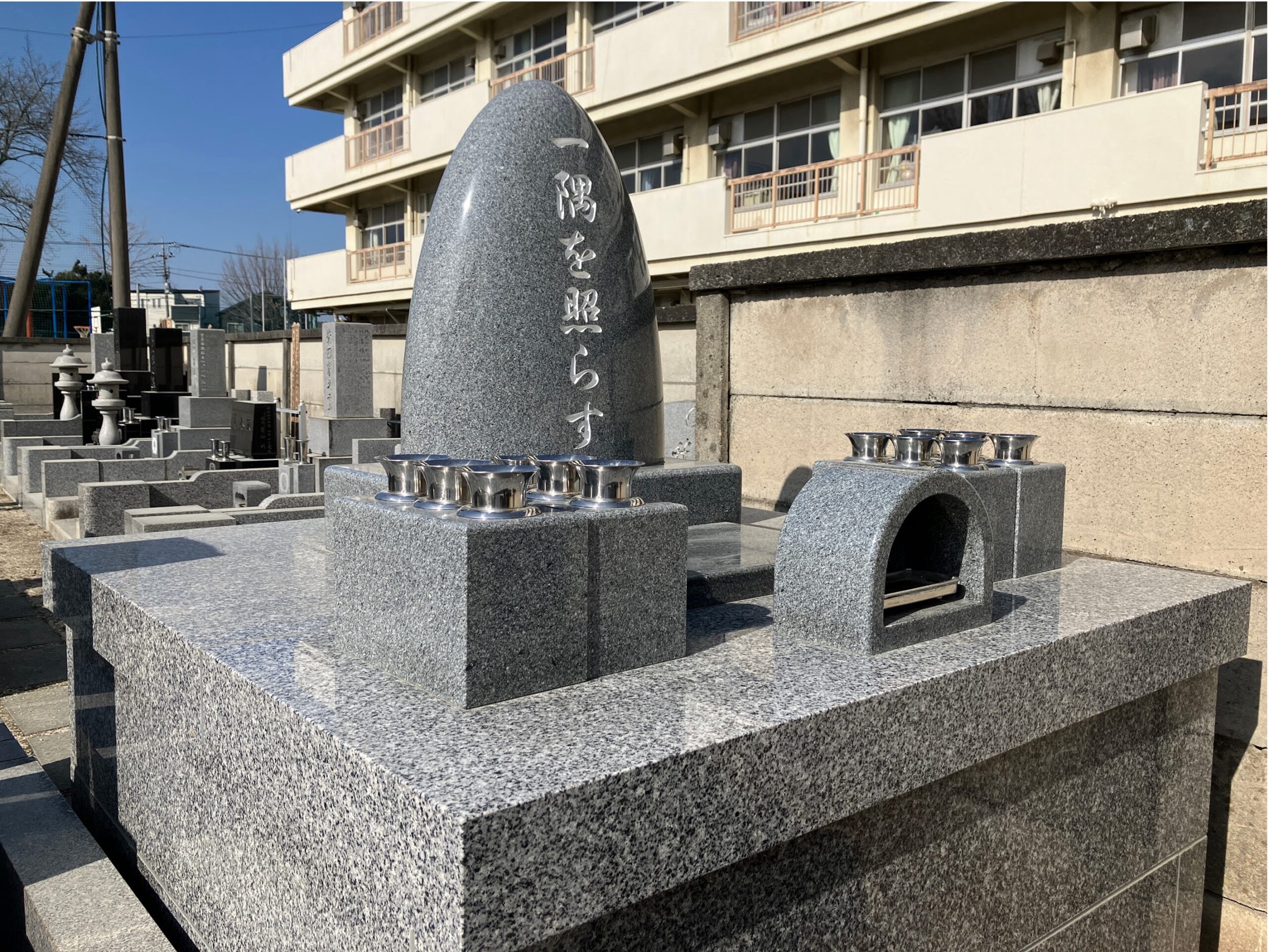 境内の隣はすぐにさいたま市立木崎小学校です。 明治時代は浦和市立木崎小学校の前身として 地域の方々の教育の中心的な役割を果たされてきました。