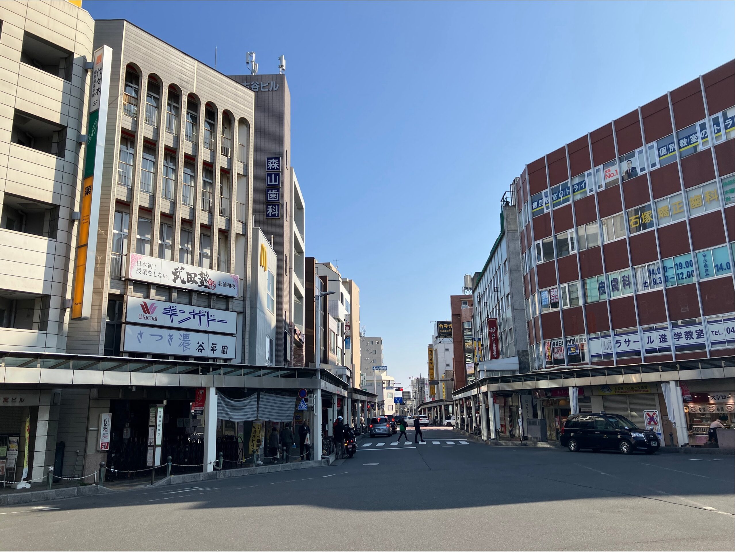 駅を出るとこんな感じです。 人や車の往来が多い賑やかな駅前ロータリーです。