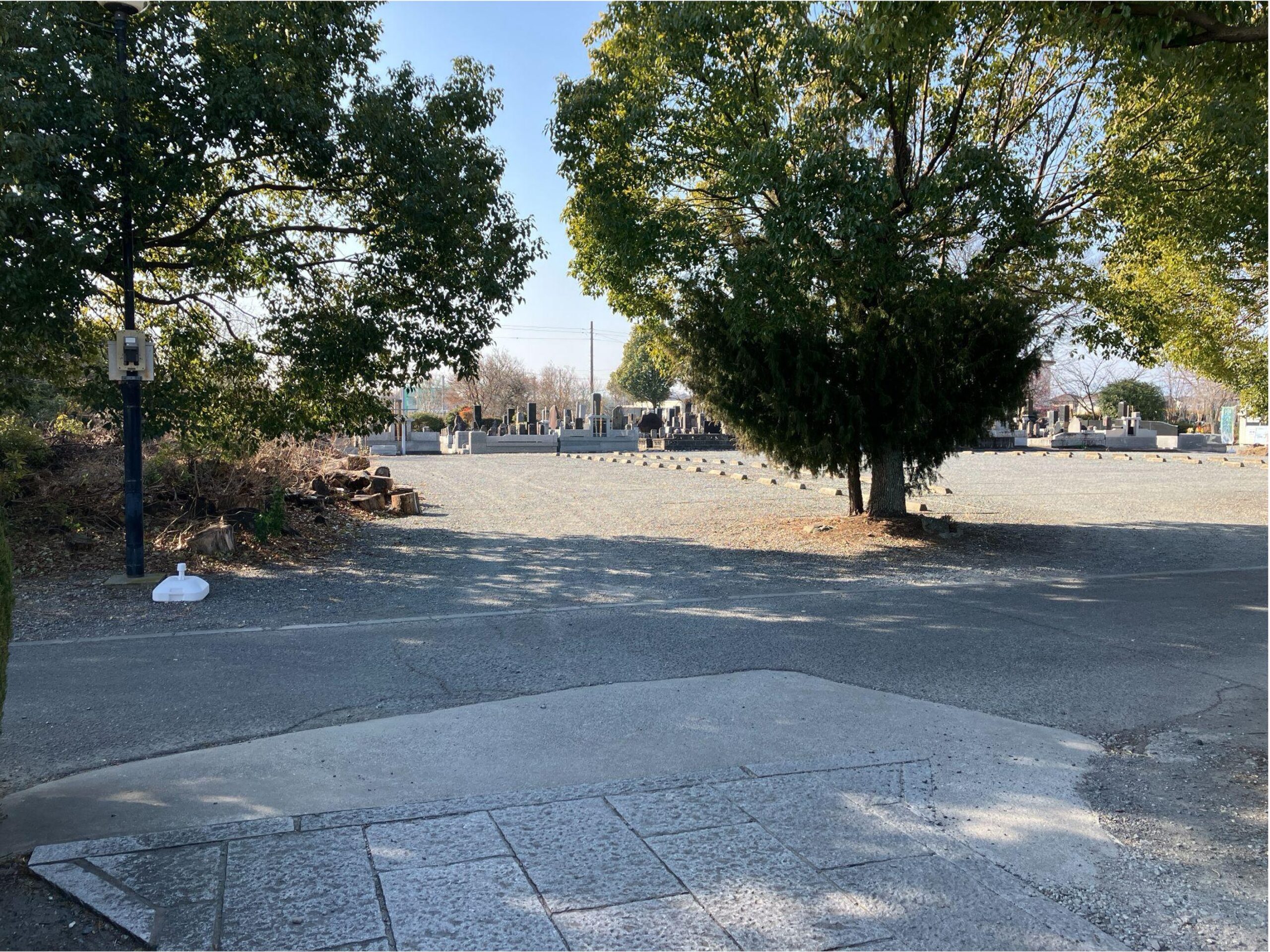 石畳の道路が終わると視界が広がり駐車場が見えます。 こちらを右折すると・・・