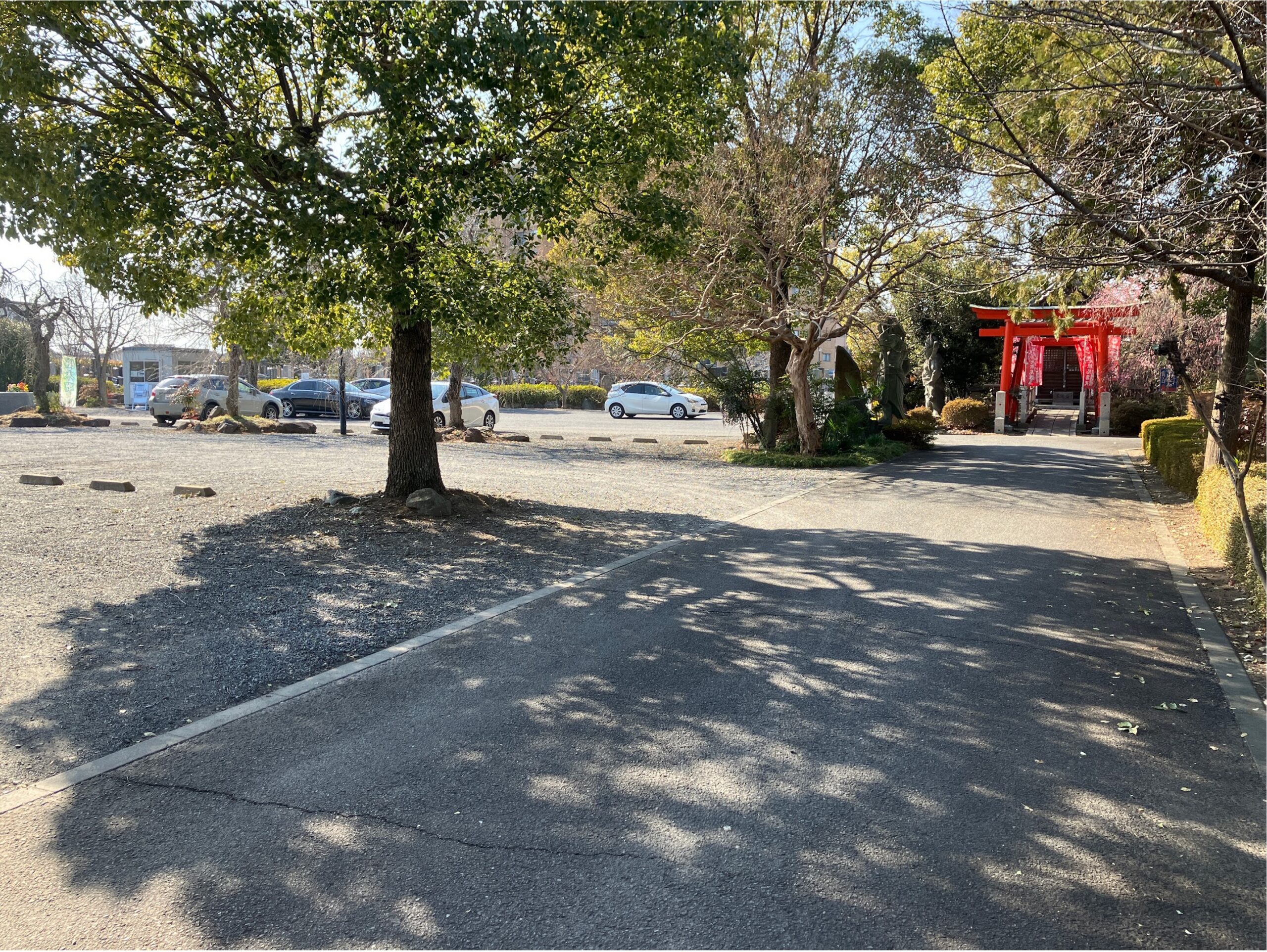 赤い鳥居が目に入ります。 駐車場は広いのでどこへお止めいただいても大丈夫です。