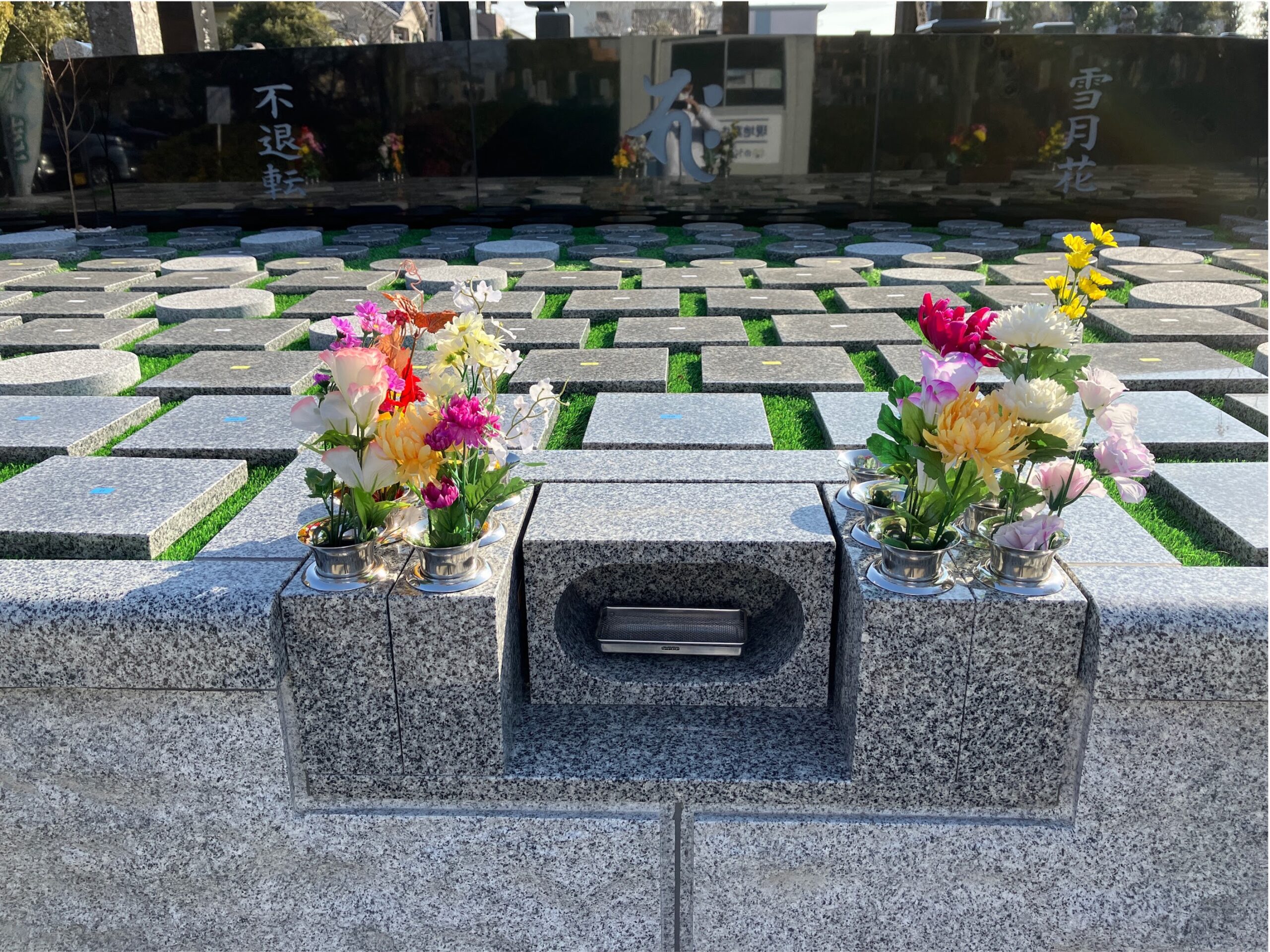 高雲寺さんは参拝される方が多いお寺です。 小さな姉妹が笑い合いながらお母さんに連れられて お墓のお掃除をしている姿が印象的でした。