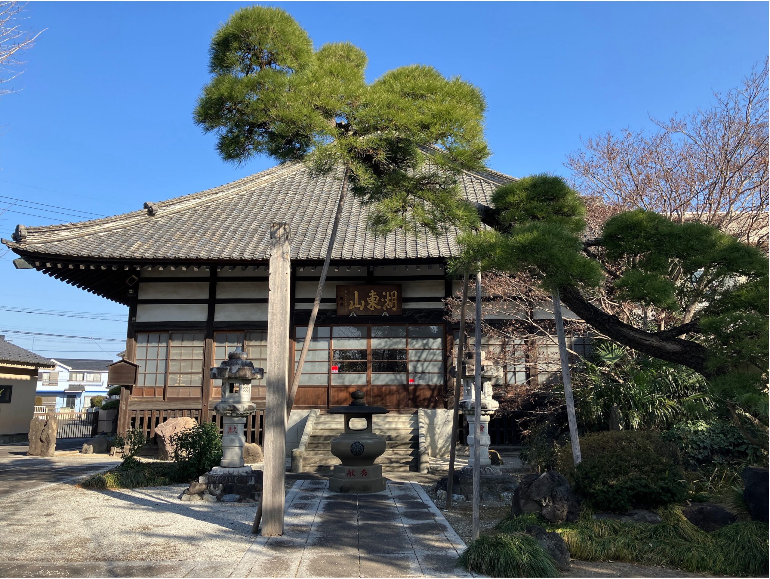 車を止められたらまずはぜひ本堂へお参りにいきましょう。 高雲寺は曹洞宗のお寺さんになります。 ご本尊は釈迦牟尼仏（しゃかむにぶつ）です。 本堂にむかって「南無釈迦牟尼仏（なむしゃかむにぶつ）」とお唱えしましょう。