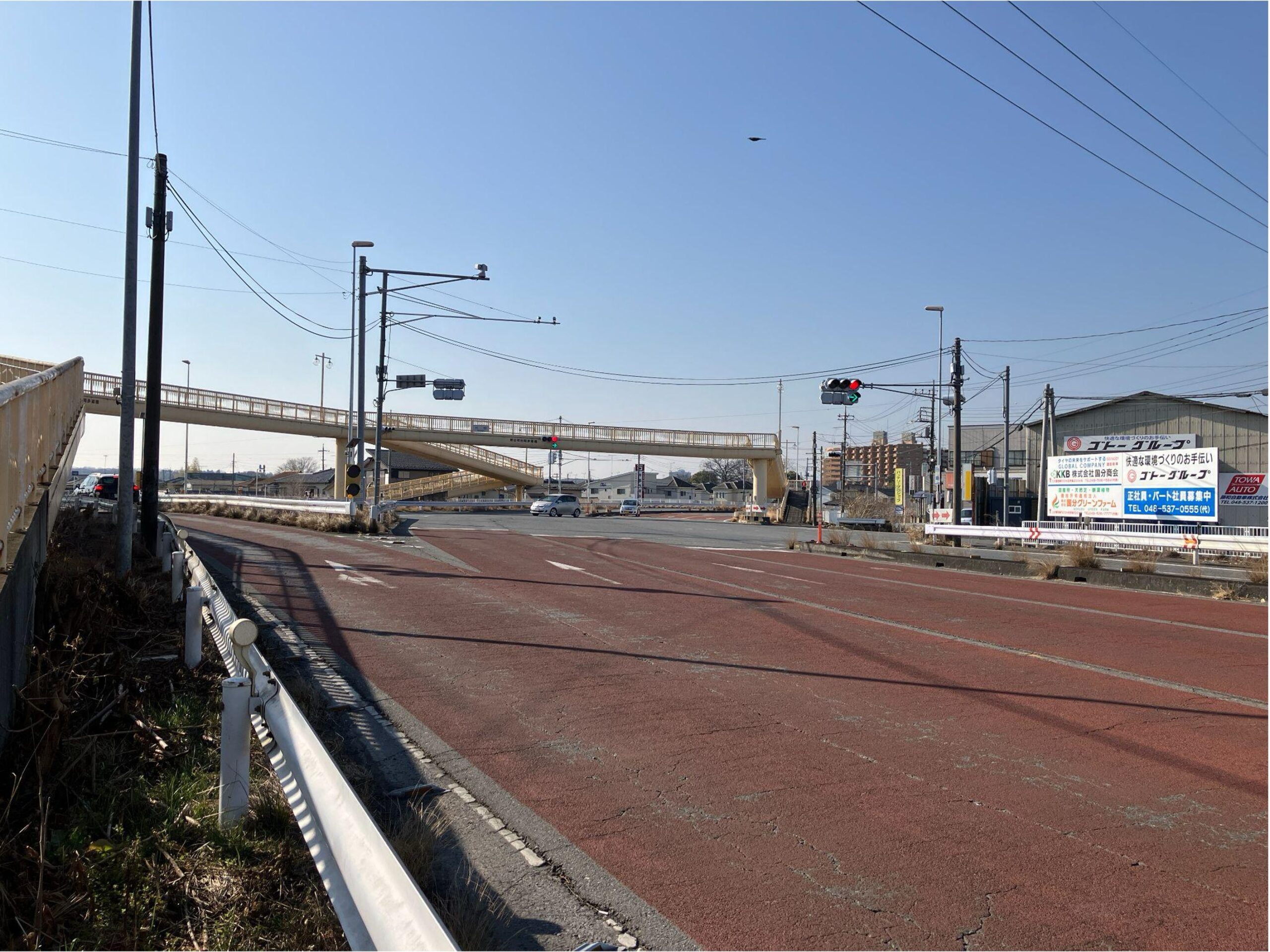 熊谷市街地から国道407号を入間市方面へ南に進みます。荒川大橋をわたると「熊谷市村岡歩道橋」が見えてきます。　村岡交差点を直進します。