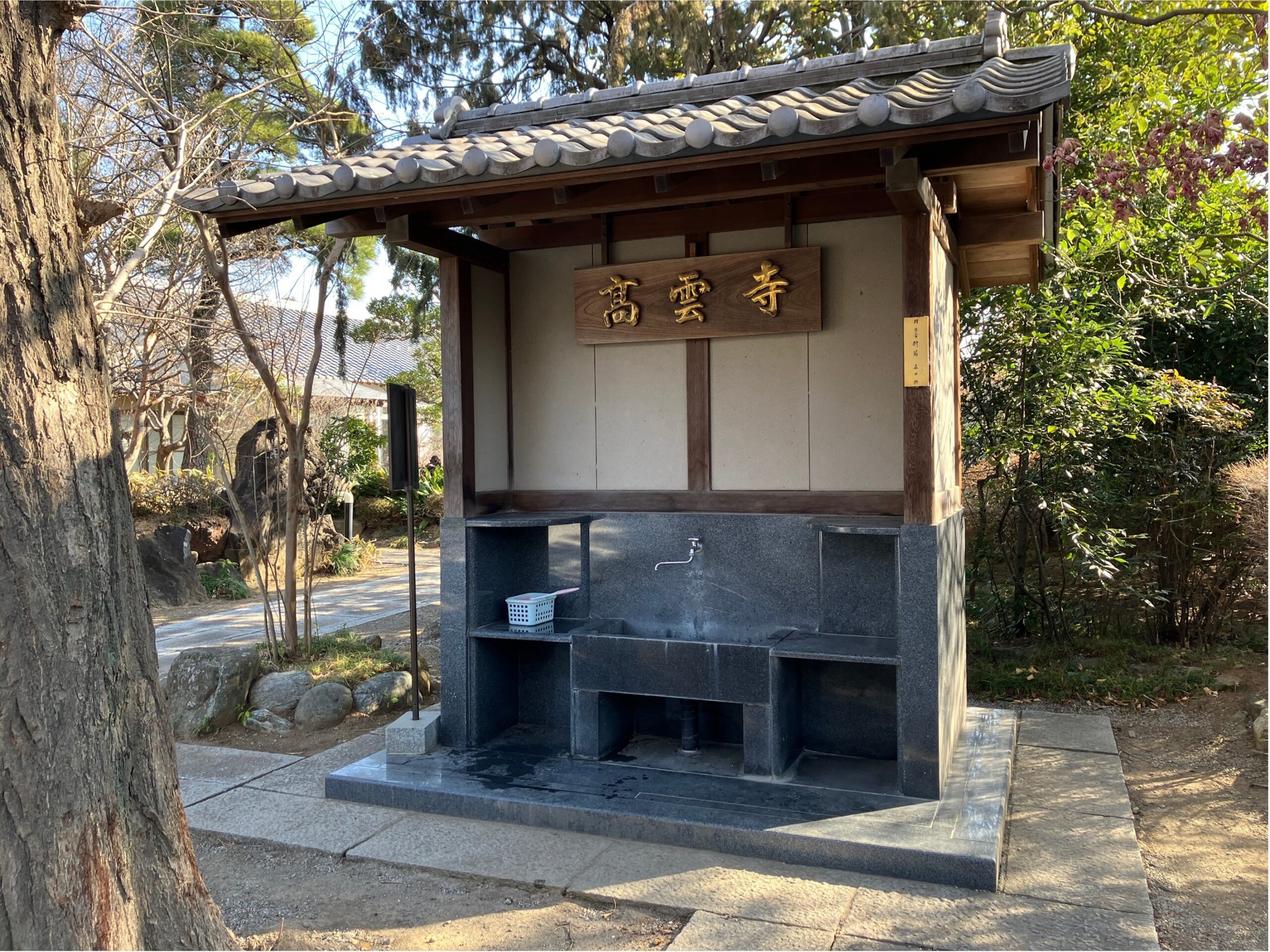 お墓参りの際にはこちらでお水をいただき 墓石をお掃除することができます。