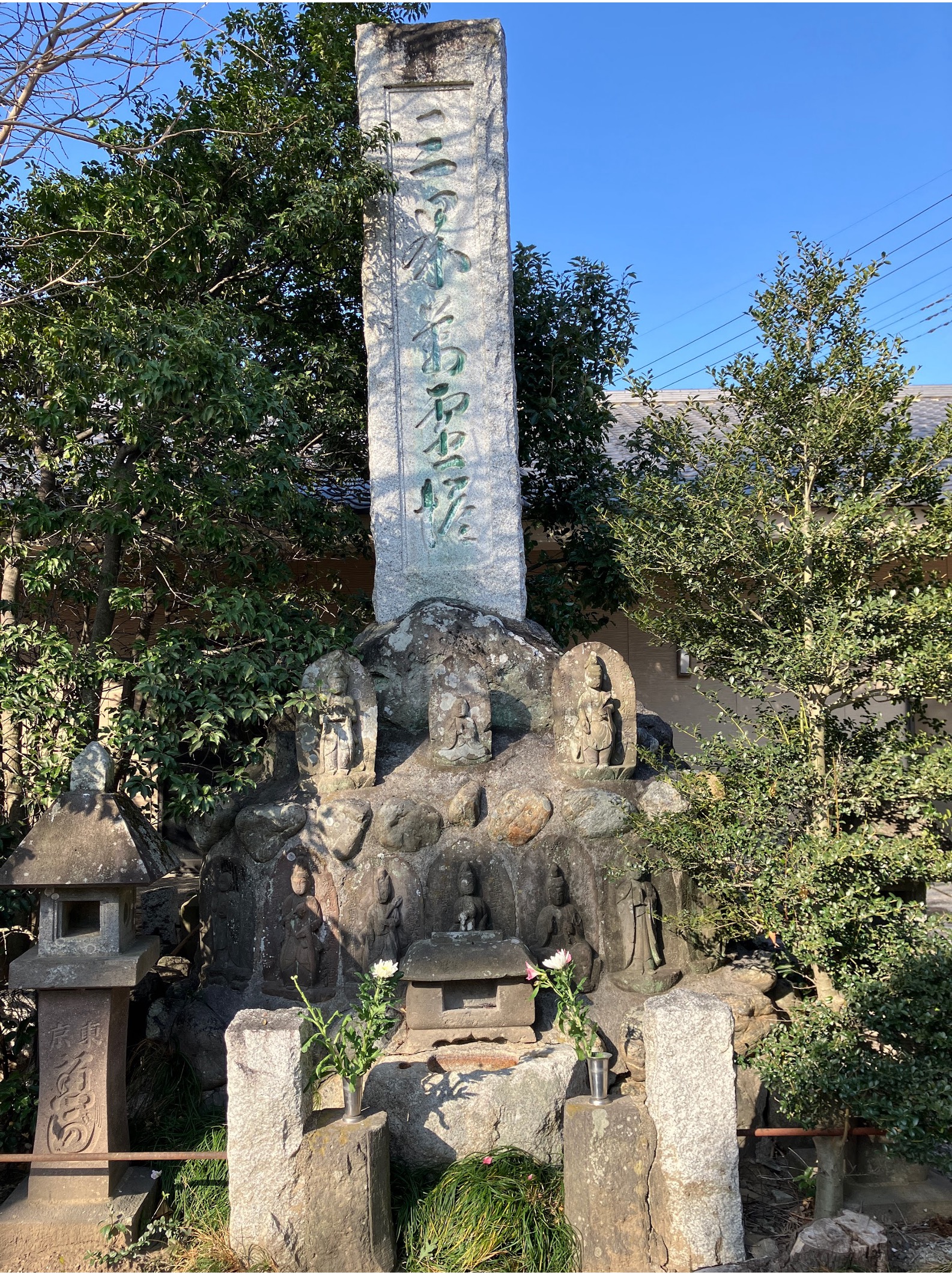 高雲寺さんにはたくさんの仏像や供養塔があり 当時をしのぶことができます。 村岡地域文化遺産おさんぽMAPにも掲載される歴史あるお寺です。 ツアーの一行が訪れガイドさんが案内されておりました。