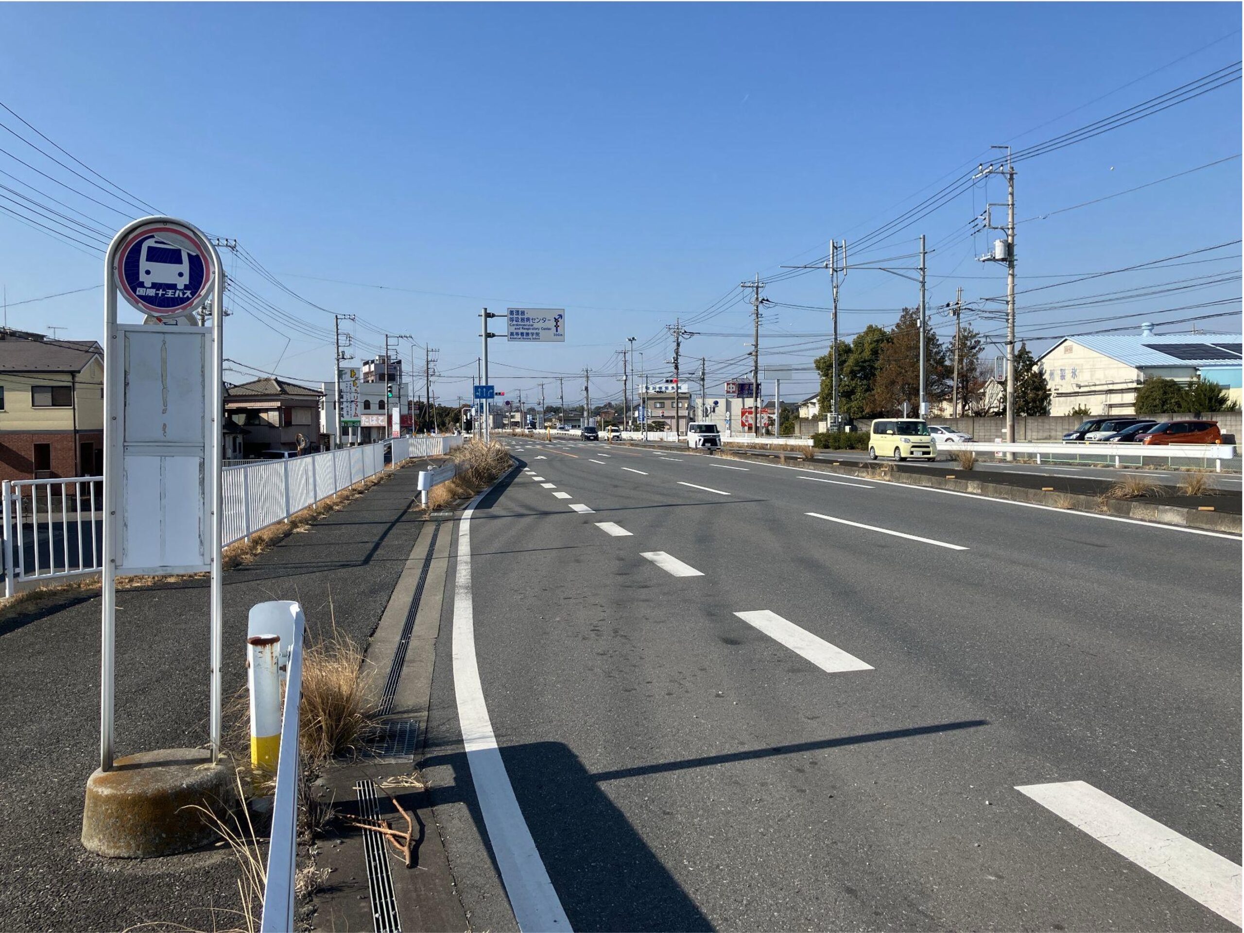 左手のバス停をすぎて