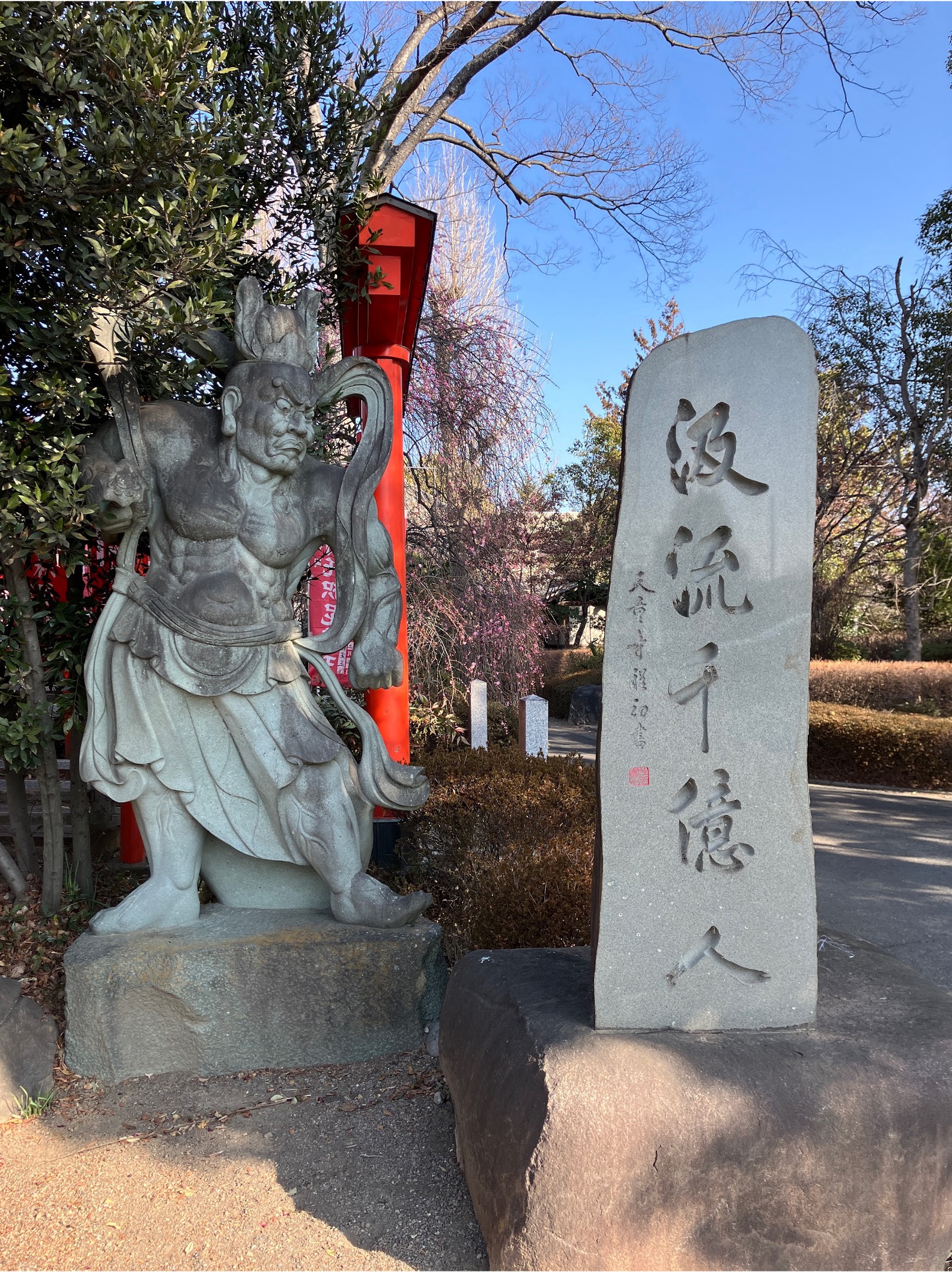 ぜひ広い境内を散策ついでにご見学ください。 たくさんの仏像やお地蔵さんとともにお待ちしております。