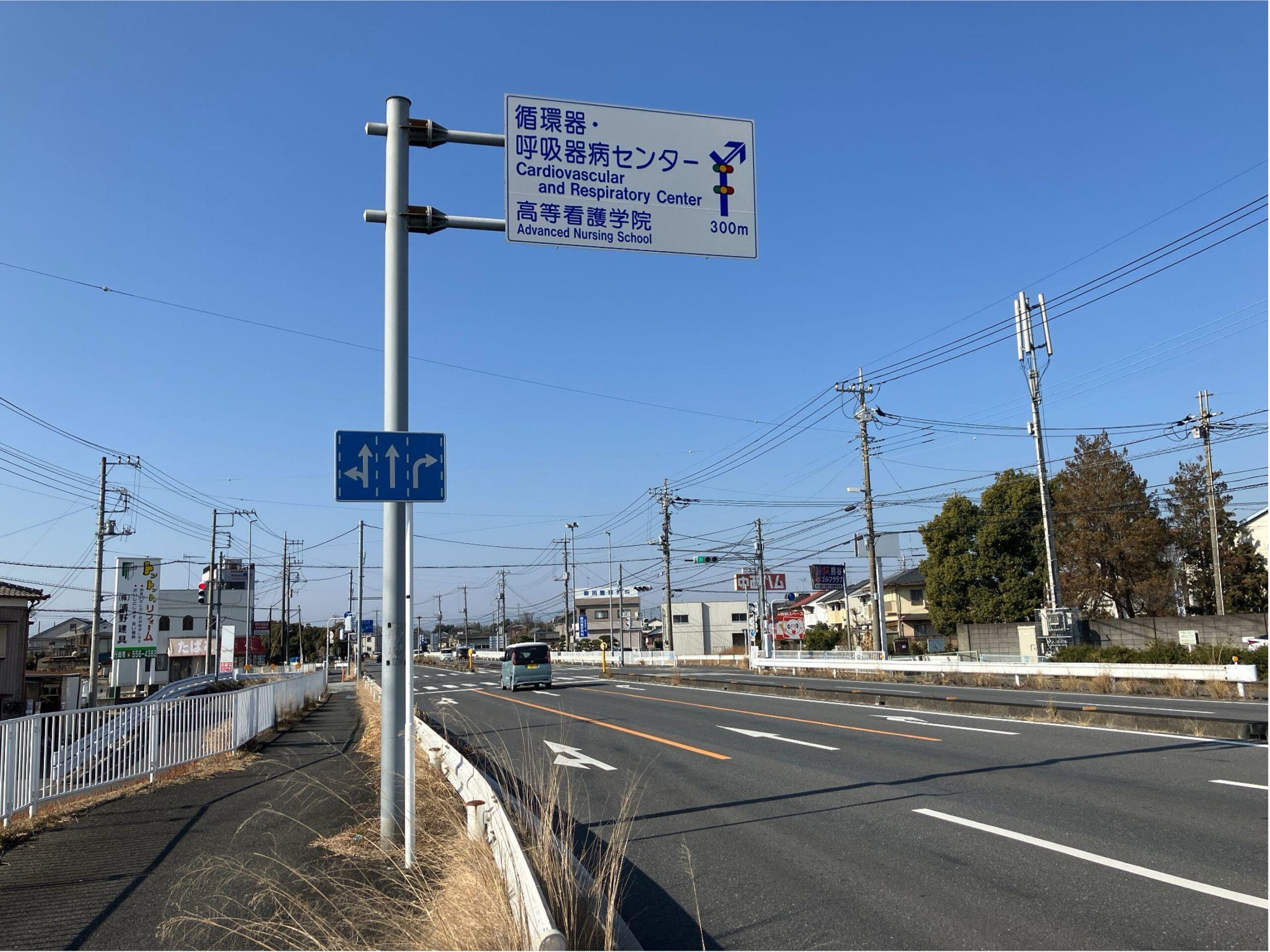 こちらの標識のある交差点も直進します。