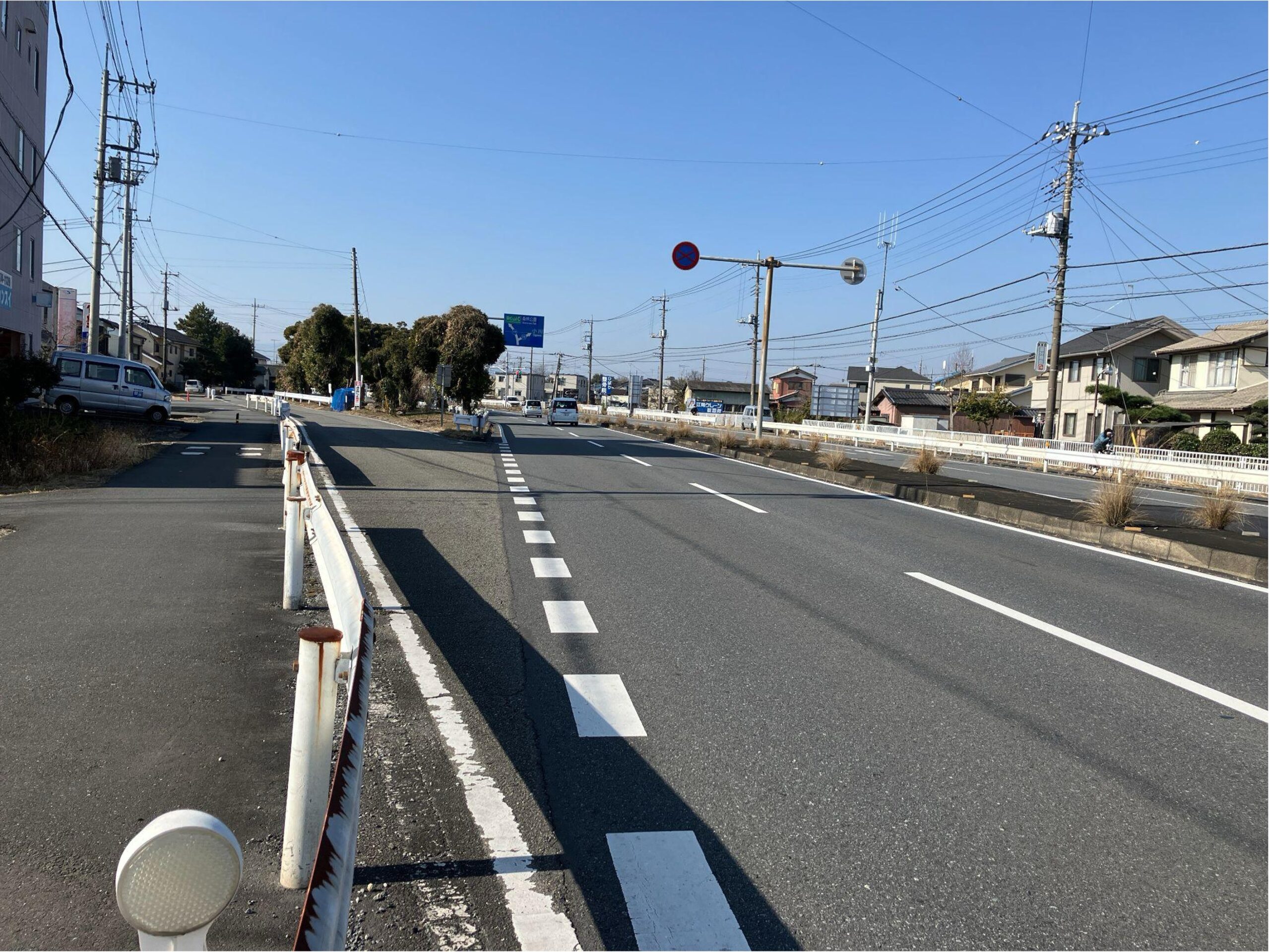 交差点を過ぎるとすぐに分岐があります。 この分岐を左に折れます。