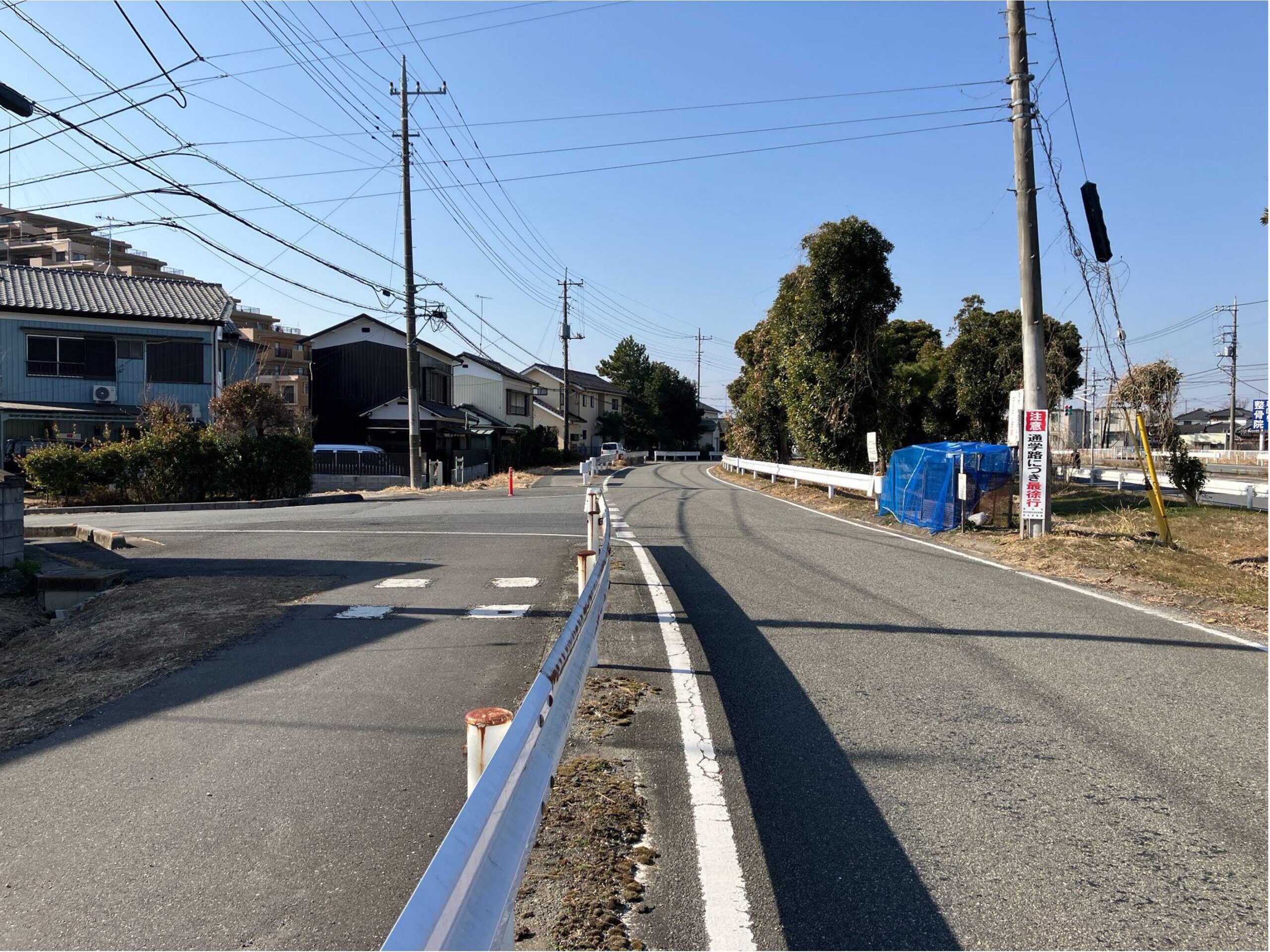 分岐を折れてすぐにT字路交差点があります。 こちらを左折します。