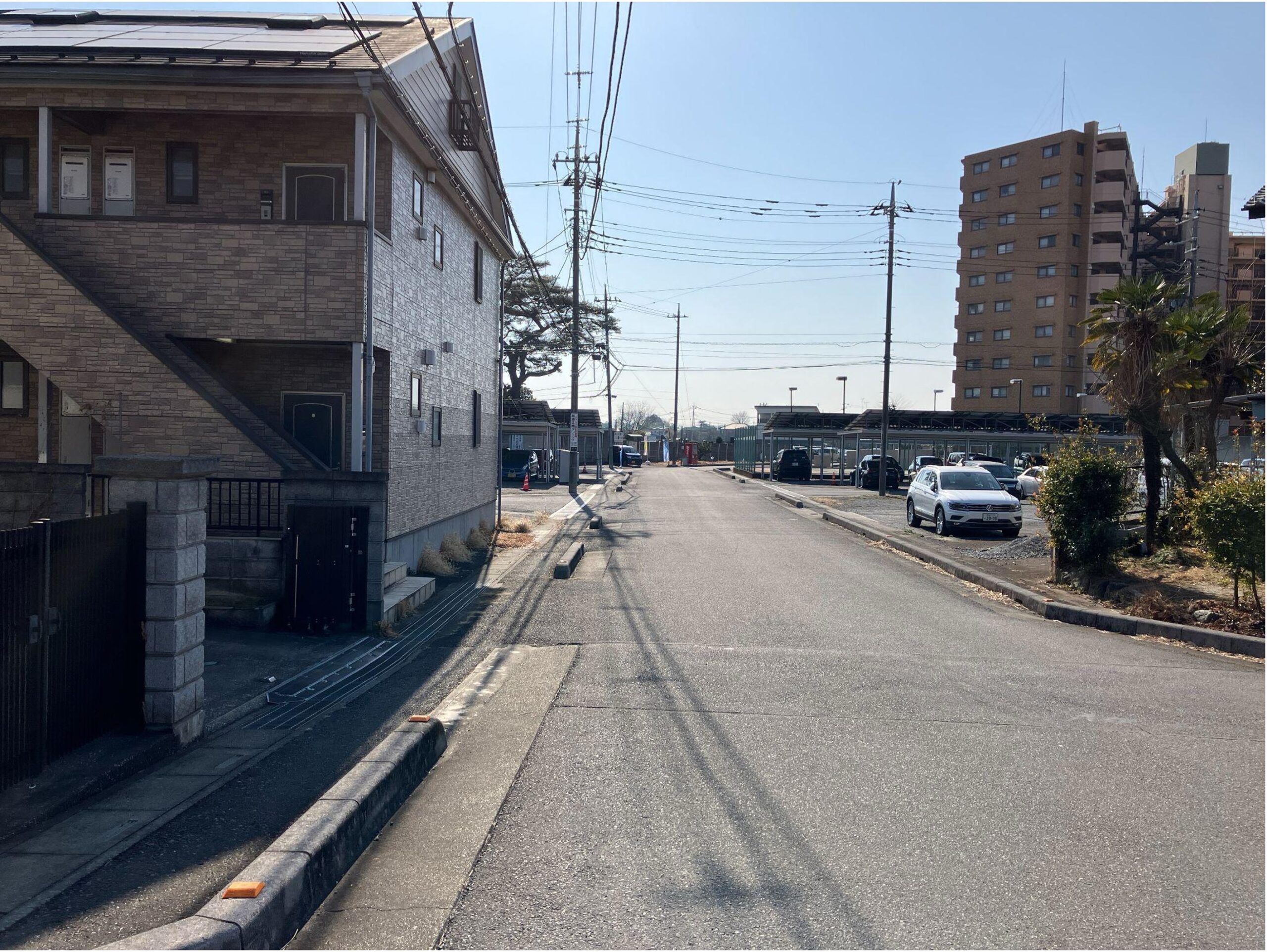 左折するとすぐに右手に大きなマンションが見えてきます。 このまま直進します。