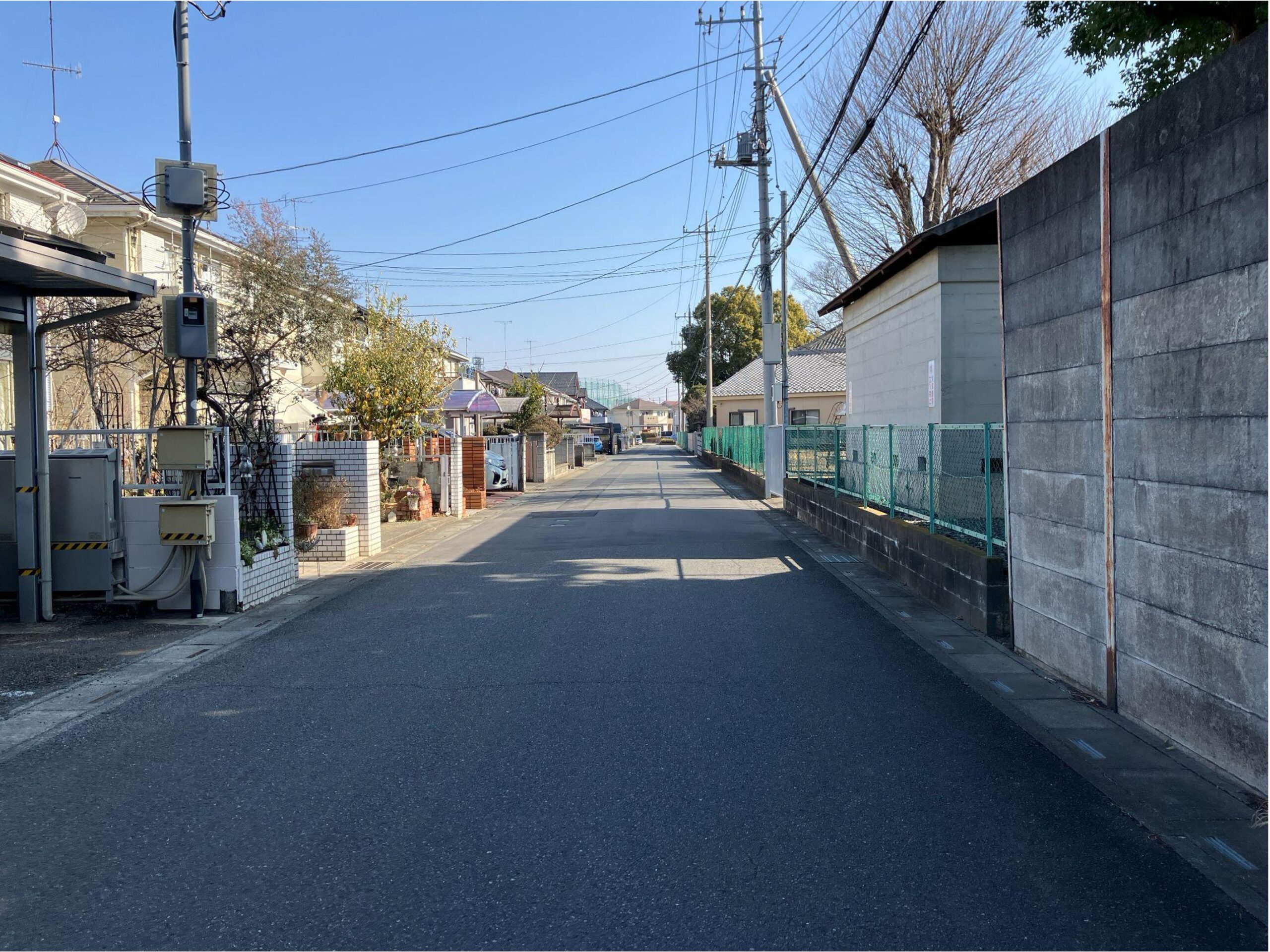 そのまま住宅街を直進します。 散歩する方や自転車通行される方が多いので 車の運転にはお気をつけください。